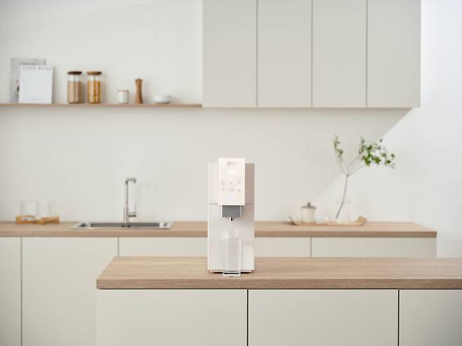LG전자 음성인식 정수기. 파스텔톤 컬러가 모던함과 세련됨을 선사한다.