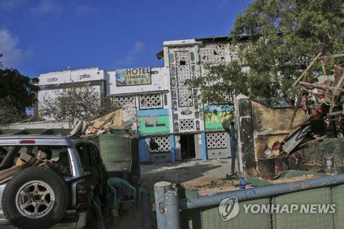 지난 24일 소말리아 키스마요에서 자살폭탄 공격으로 손상된 호텔 현장. AP 연합뉴스