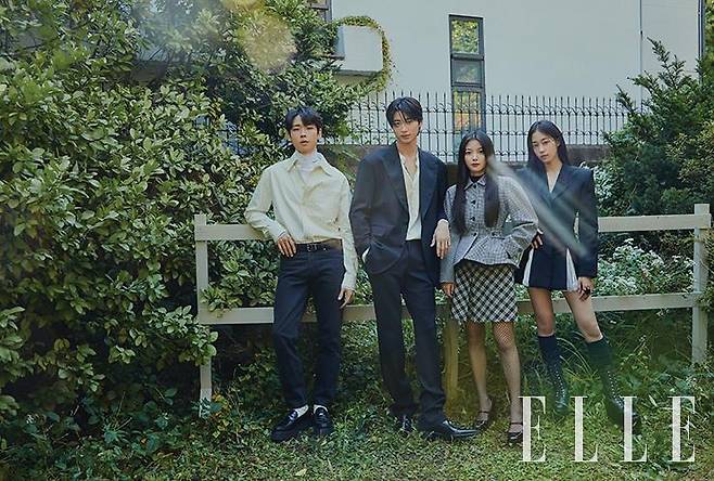 박정우가 입은 셔츠는 Bottega Veneta. 니트 톱은 Prada. 팬츠는 Acne Studios. 슈즈는 Celine. 벨트는 Dolce & Gabbana. 변우석이 입은 수트와 블라우스, 슈즈는 모두 Dolce & Gabbana. 김유정이 입은 재킷과 터틀넥 니트, 스커트, 슈즈는 모두 Dior. 노윤서가 입은 재킷과 쇼츠, 링은 모두 Givenchy. 부츠는 Ports 1961.