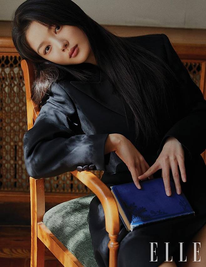 김유정이 입은 재킷과 스커트는 모두 Miu Miu.