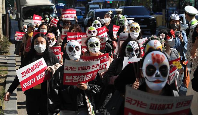 ‘제2회 친족성폭력피해자 생존기념축제-생존자랑대회’ 참가자들이 29일 서울 종로 일대를 행진하고 있다. 박종식 기자 anaki@hani.co.kr