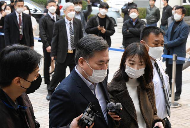 유동규 전 성남도시개발공사 기획본부장이 28일 서울 서초구 서울중앙지방법원에서 열린 대장동 개발 사업 로비·특혜 의혹 관련 재판에 출석하고 있다. 옆에는 법원 보안관리대원들이 포토라인 밖에서는 경찰들이 유 전 본부장을 경호하고 있다. 왕태석 선임기자