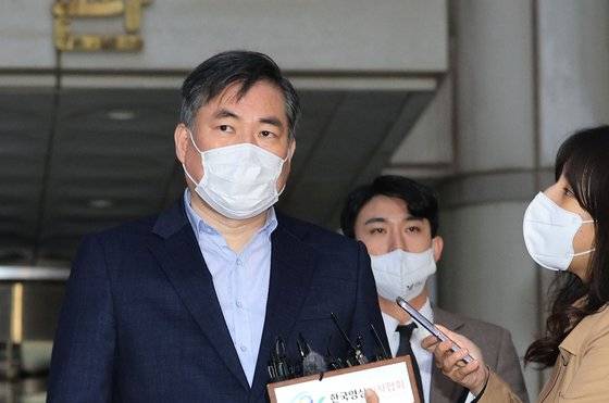 유동규 전 성남도시개발공사 본부장이 28일 오후 서울 서초동 서울중앙지법에서 열린 대장동 개발 특혜 사건 속행 공판을 마치고 나와 취재진 질문에 답하고 있다. 연합뉴스