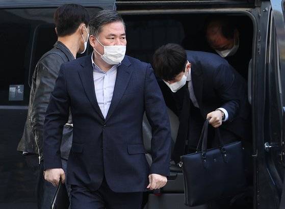 유동규 전 성남도시개발공사 본부장이 28일 오전 서울 서초동 서울중앙지법 형사22부(부장 이준철)가 심리한 대장동 개발 사업 특혜 사건 속행 공판에 출석하기 위해 차량에서 내리고 있다. 연합뉴스