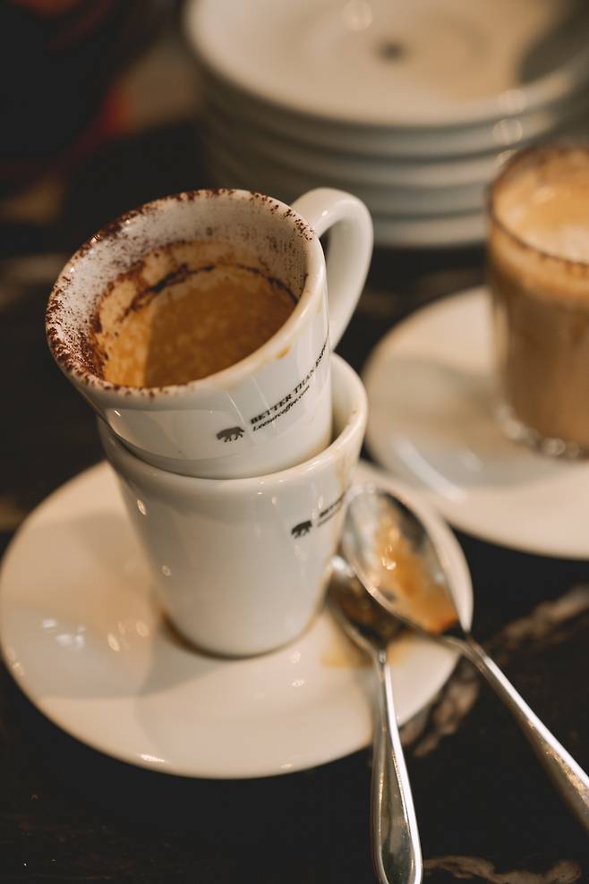 에스프레소 바의 인기가 높아지며 MZ세대 사이에는 커피를 마시고 빈 에스프레소잔을 겹겹이 쌓아 올린 ‘인증샷’ 또한 유행처럼 번지고 있다.  리사르 커피 제공