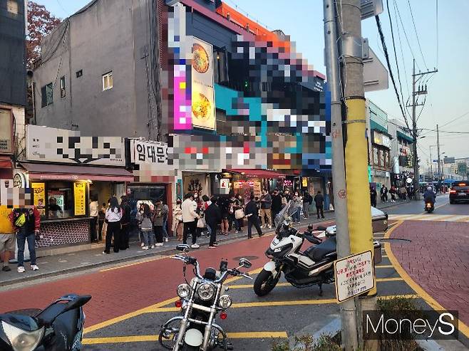 고척스카이돔을 찾은 팬들은 먹거리를 사들고 경기장에 입장하기 위해 인근 먹자골목을 가득 메웠다. 사진은 경기 시작 1시간 전인 지난 28일 오후 5시30분 서울 구로구 동양미래대 인근 먹자골목에 닭강정을 사기 위해 줄을 길게 늘어선 모습. /사진=이준태 기자