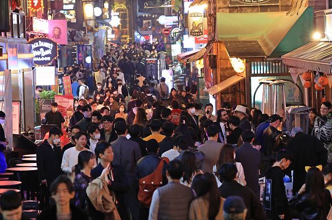 '핼러윈 데이'(10월 31일)를 앞두고 28일 저녁 서울 용산구 이태원 관광특구 일대가 인파로 붐비고 있다. [연합]