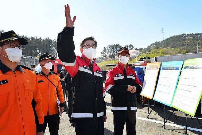 [부산=뉴시스] 박형준 부산시장이 지난 4월 5일 식목일을 맞아 아홉산 숲 화재복구현장을 방문해 복구 상황을 점검하고 있다.(사진=부산시 제공) *재판매 및 DB 금지