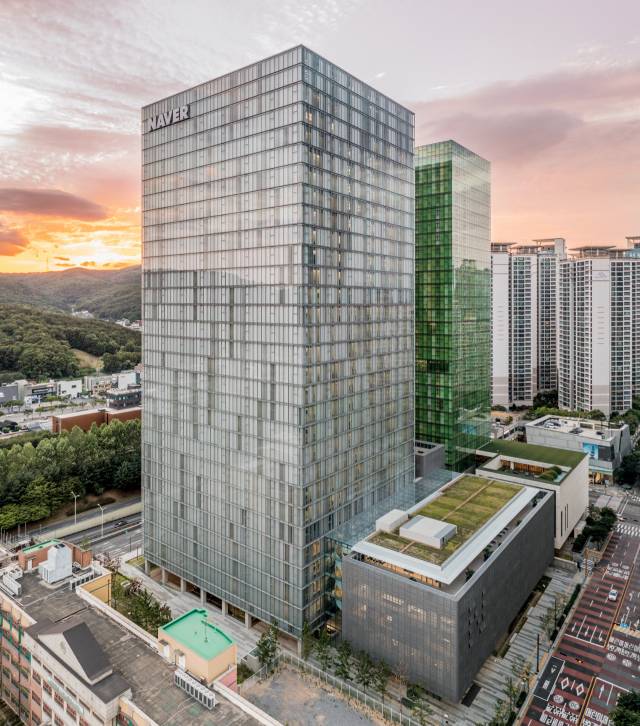 ‘네이버 1784’ 전경. 건물 외벽에 유리 창호를 한 겹 덧댄 이중외벽으로 설계하고 창호 사이에는 바람길을 내 에너지를 절감할 수 있도록 했다. 사진작가=홍성준