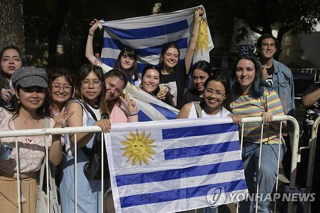 아르헨티나 콜드플레이 공연장 앞에서 기다리는 우루과이 아미들 (부에노스아이레스= AFP 연합뉴스) 28일 콜드플레이 스페셜 게스트로 출연할 진의 솔로 데뷔 공연에 참석하기 위해서 우루과이에서 온 아미들이 포즈를 취하고 있다. 2022.10.29.