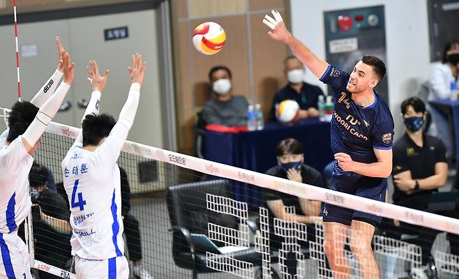 우리카드 외국인 선수 레오 안드리치의 공격 [KOVO 제공. 재판매 및 DB 금지]