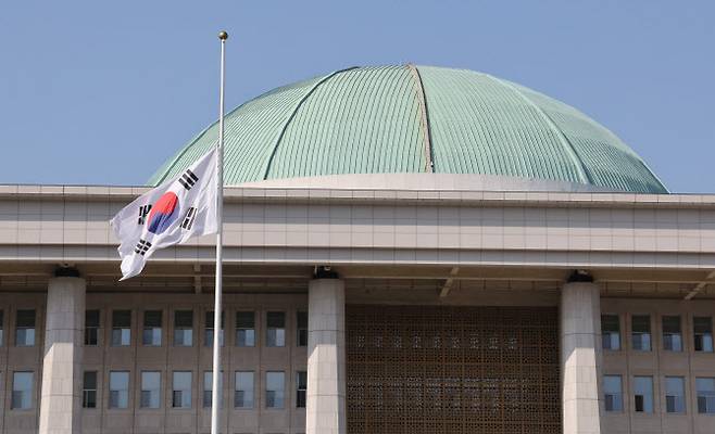 30일 서울 여의도 국회에 ‘이태원 압사 참사’ 희생자들에 대한 조의를 표하는 조기가 게양돼 있다. (사진= 연합뉴스)