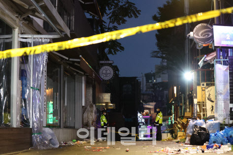 [이데일리 이영훈 기자] 이태원동 해밀톤호텔 인근에서 발생한 압사로 153명 사망자가 발생한 30일 오후 서울 용산구 이태원동 세계음식문화 거리가 한산한 모습을 보이고 있다.