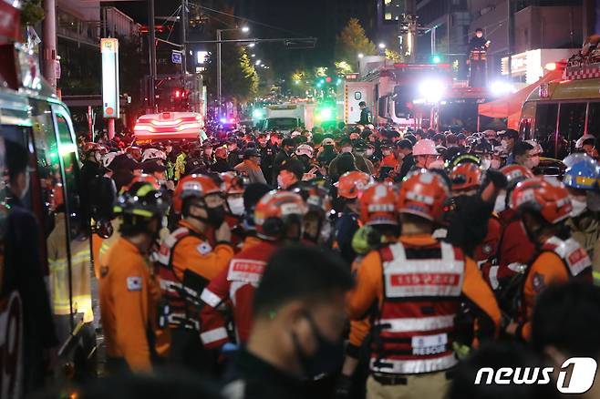 29일 밤 서울 용산구 이태원 한복판에서 심정지 환자가 대규모로 발생했다. 3년 만에 첫 '야외 노마스크' 핼러윈을 맞아 인파가 몰리면서 대규모 압사사고가 일어난 것으로 추정된다. 소방청은 이날 오후 11시13분 이태원에서 압사 추정 사고가 발생함에 따라 대응 3단계로 격상한다고 밝혔다. 사진은 20일 사고가 발생한 서울 용산구 이태원 사고현장에서 소방구급 대원들이 현장을 수습하고 있는 모습. 2022.10.30/뉴스1 ⓒ News1 장수영 기자