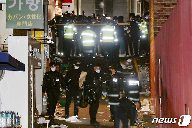 30일 오전 서울 용산구 이태원 일대에서 경찰 과학수사대원들이 압사 사고 현장을 조사하고 있다. 2022.10.30/뉴스1 ⓒ News1 민경석 기자