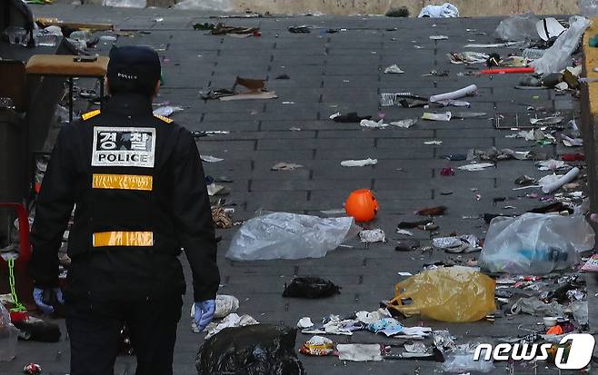 30일 오전 서울 용산구 이태원 일대에서 경찰이 압사 사고 현장을 조사하고 있다. 이태원 압사사고로 발생한 인명피해는 이날 오전 6시 기준 현재 사망 149명, 중상 19명, 경상 57명이다. 2022.10.30/뉴스1 ⓒ News1 임세영 기자