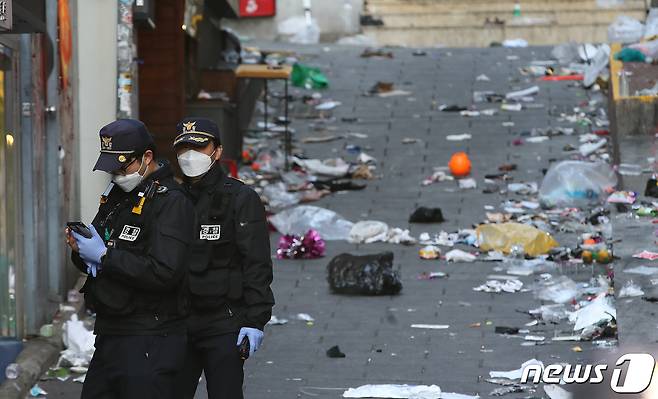 30일 오전 서울 용산구 이태원 일대에서 경찰이 압사 사고 현장을 조사하고 있다. 이태원 압사사고로 발생한 인명피해는 이날 오전 9시40분 기준 현재 사망 151명, 중상 19명, 경상 63명이다. 2022.10.30/뉴스1 ⓒ News1 임세영 기자