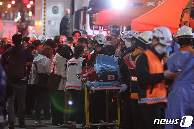 30일 사고가 발생한 서울 용산구 이태원 거리가 소방대원들과 시민들로 어수선한 모습을 보이고 있다. 2022.10.30/뉴스1 ⓒ News1 장수영 기자