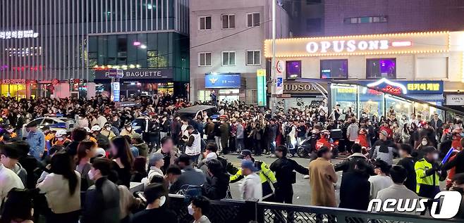 사진은 30일 사고가 발생한 서울 용산구 이태원 사고현장 인근에 어수선한 모습으로 모여있는 시민들의 모습. 2022.10.30/뉴스1 ⓒ News1 김예원 기자