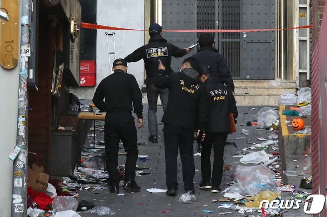 30일 오전 서울 용산구 이태원 일대에서 경찰 과학 수사대가 압사 사고 현장을 조사하고 있다. 이태원 압사사고로 발생한 인명피해는 이날 오전 9시40분 기준 사망자가 151명, 부상자가 82명(중상 19명, 경상 63명)이다. 2022.10.30/뉴스1 ⓒ News1 임세영 기자