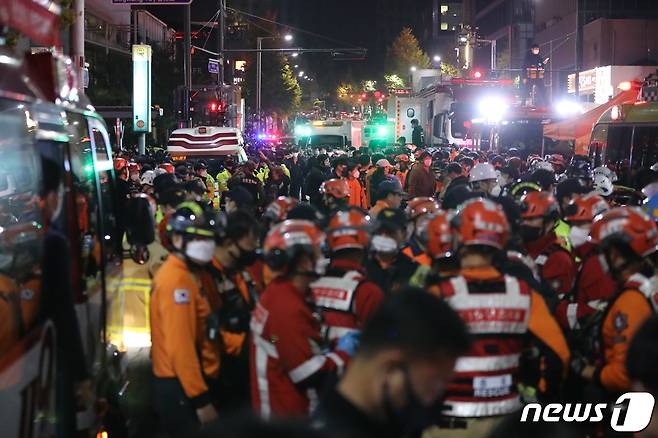 30일 사고가 발생한 서울 용산구 이태원 사고현장에서 경찰 및 소방구급 대원들이 현장을 수습하고 있는 모습. 2022.10.30/뉴스1 ⓒ News1 장수영 기자