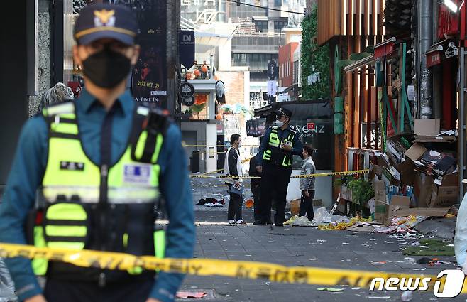 30일 오후 서울 용산구 이태원 압사 사고 현장에서 경찰 관계자들이 현장조사를 하고 있다. 이태원 압사사고로 발생한 인명피해는 이날 현재 사망 151명, 중상 19명, 경상 63명이다. 2022.10.30/뉴스1 ⓒ News1 임세영 기자