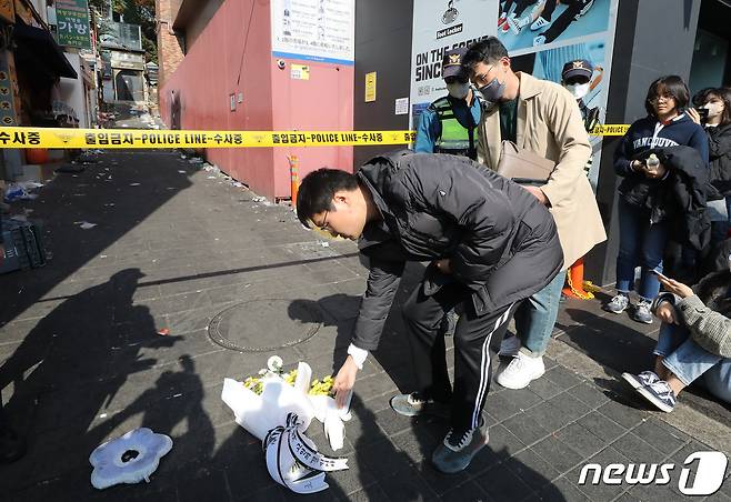 30일 오후 서울 용산구 이태원 압사 사고 현장에 한 시민이 꽃을 놓고 있다. 이태원 압사사고로 발생한 인명피해는 이날 현재 사망 151명, 중상 19명, 경상 63명이다. 2022.10.30/뉴스1 ⓒ News1 임세영 기자