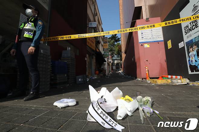 30일 오후 서울 용산구 이태원 압사 사고 현장 인근에 한 시민이 두고 간 꽃이 놓여져 있다. 이태원 압사사고로 발생한 인명피해는 이날 현재 사망자만 153명이다. 2022.10.30/뉴스1 ⓒ News1 임세영 기자