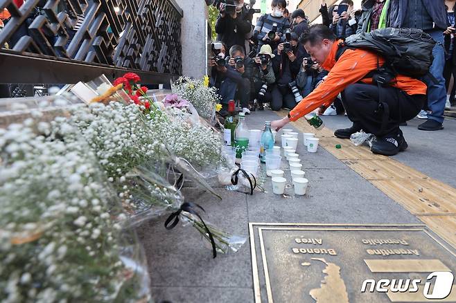 30일 서울 용산구 이태원 참사 사고 인근에 마련된 추모공간에서 시민들이 조화를 내려놓고 있다. 2022.10.30/뉴스1 ⓒ News1 이동해 기자