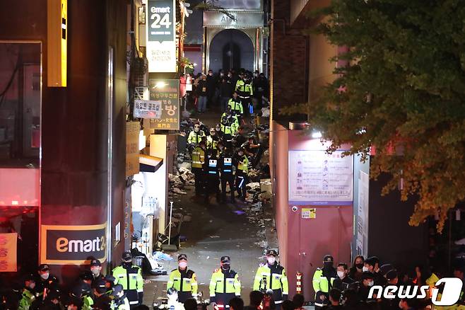 29일 오후 서울 용산구 이태원 한복판에서 압사 사고로 다수의 사상자가 발생했다. 사고가 발생한 서울 용산구 이태원 사고현장에서 30일 경찰 및 소방구급 대원들이 수습하고 있다. 2022.10.30/뉴스1 ⓒ News1 장수영 기자