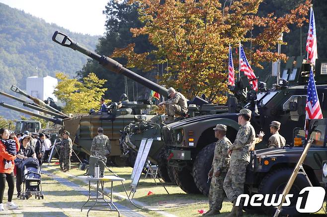 12일 경북 칠곡보 생태공원에서 개막된 ''낙동강세계평화 문화 대축전'행사에서 육군 제2작전사에서 군 전투장비를 전시하고 있다. 2018.10.12/뉴스1 ⓒ News1 정우용 기자