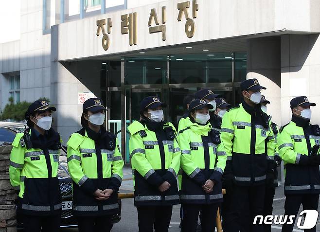 지난 29일 밤 서울 용산구 이태원 일대에 핼러윈 인파가 한꺼번에 몰리면서 대규모 압사 사고가 발생한 가운데 30일 서울 용산구 순천향대학교서울병원 장례식장이 경찰에 의해 통제되고 있다. 사고 발생 뒤 사상자는 순천향대병원과 국립중앙의료원, 이대목동병원, 강북삼성병원, 서울성모병원, 중앙대병원, 서울대병원, 여의도성모병원 등으로 이송된 것으로 알려졌다. 2022.10.30/뉴스1 ⓒ News1 송원영 기자