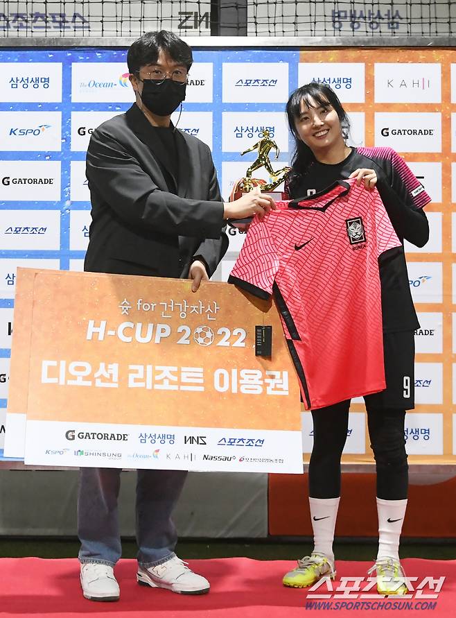 29일 경기도 시흥HM풋살파크에서 '슛 for 건강자산, H-CUP 2022 풋살 남녀 성인부 전국 챔피언십' 대회가 열렸다. 여자부 MVP 김리재가 상을 받고 있다. 시흥=정재근 기자 cjg@sportschosun.com/2022.10.29/