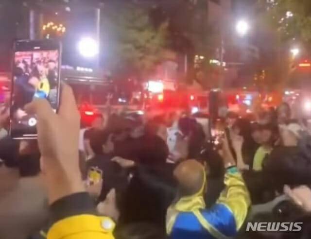 [서울=뉴시스] 전재훈 기자 = 지난 29일 서울 용산구 이태원 헤밀톤호텔 인근에서 대규모 압사 사고가 발생한 가운데 일부 시민들이 구조 현장에서 노래를 부르며 춤추는 영상이 공개돼 시민들의 공분을 사고 있다. (사진=SNS 캡쳐) 2022.10.30.