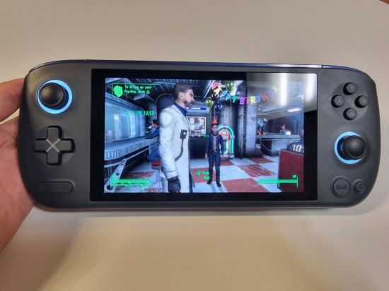 초소형 모바일 PC(UMPC) '아야네오 에어'에서 액션 롤플레잉 게임 '폴아웃3'를 하고 있는 모습.