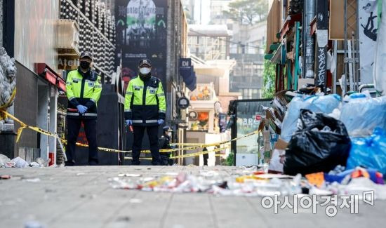 할로윈을 앞두고 이태원 일대에 대형 압사 참사가 발생한 30일 서울 용산구 이태원 일대에서 경찰병력이 현장을 통제하고 분주히 움직이고 있다./강진형 기자aymsdream@