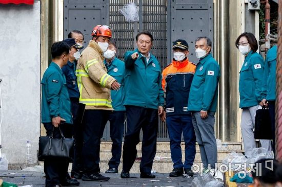 할로윈을 앞두고 이태원 일대에 대형 압사 참사가 발생한 30일 서울 용산구 이태원 일대를 찾은 윤석열 대통령이 현장을 둘러보고 있다./강진형 기자aymsdream@