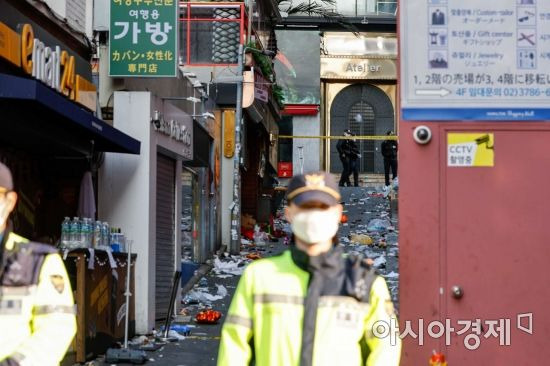 할로윈을 앞두고 이태원 일대에 대형 압사 참사가 발생한 30일 서울 용산구 이태원 일대에서 경찰병력이 현장을 통제하고 분주히 움직이고 있다./강진형 기자aymsdream@