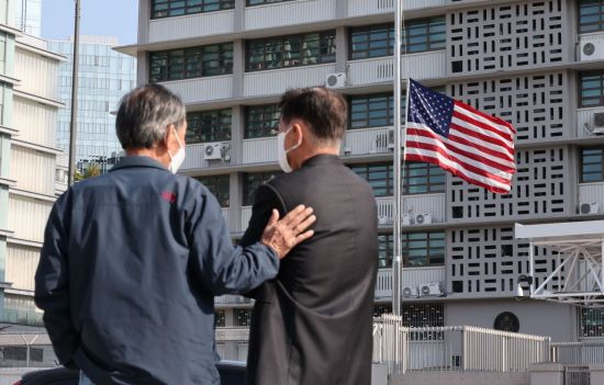 윤석열 대통령이 이태원 압사 참사 사고수습이 마무리될 때까지를 국가애도기간으로 정한 30일 오후 서울 종로구 주한 미국 대사관에 사고 희생자들을 추모하는 조기가 걸려 있다. [이미지출처=연합뉴스]