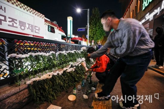 핼로윈을 앞두고 이태원 일대에 대형 압사 참사가 발생한 30일 서울 용산구 이태원 일대에 희생자들을 추모하는 꽃이 놓여 있다./강진형 기자aymsdream@