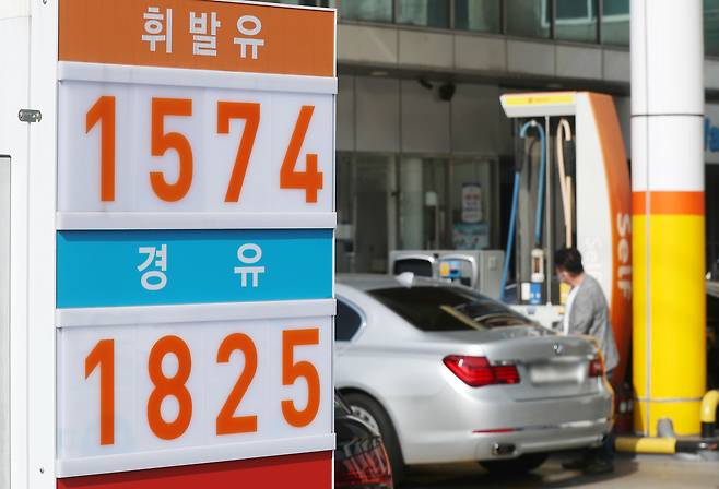 23일 서울의 한 주유소에서 휘발유가 리터당 1574원에, 경유는 1825원에 판매되고 있다. /뉴스1
