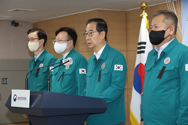 한덕수 국무총리가 30일 정부서울청사 브리핑실에서 검은 리본을 가슴에 달고 '이태원 압사 참사'와 관련, 브리핑하고 있다. /연합뉴스