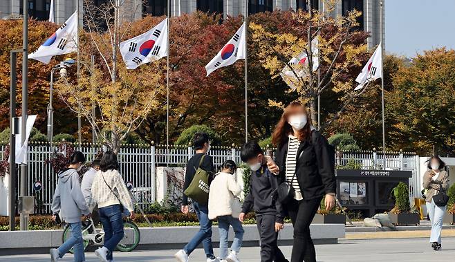 윤석열 대통령이 이태원 압사 참사 사고수습이 마무리될 때까지를 국가애도기간으로 정한 30일 오후 서울 종로구 광화문 정부서울청사에 조기가 게양돼 있다. /연합뉴스