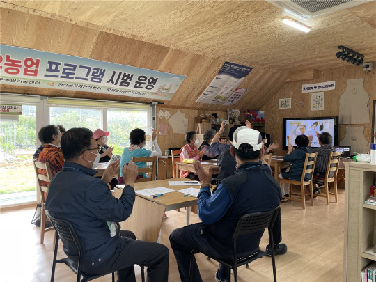 예산군농업기술센터가 예산군치매안심센터와 연계해 경증도 인지장애 어르신을 대상으로 지난 5월 17일부터 10월 25일까지 주 1회, 총 20회기에 걸쳐 예산군 치유농업사 1호 오색꽃차 치유농원(대표 안기화)에서 치유농업 프로그램을 시범 운영했다.사진=예산군 제공