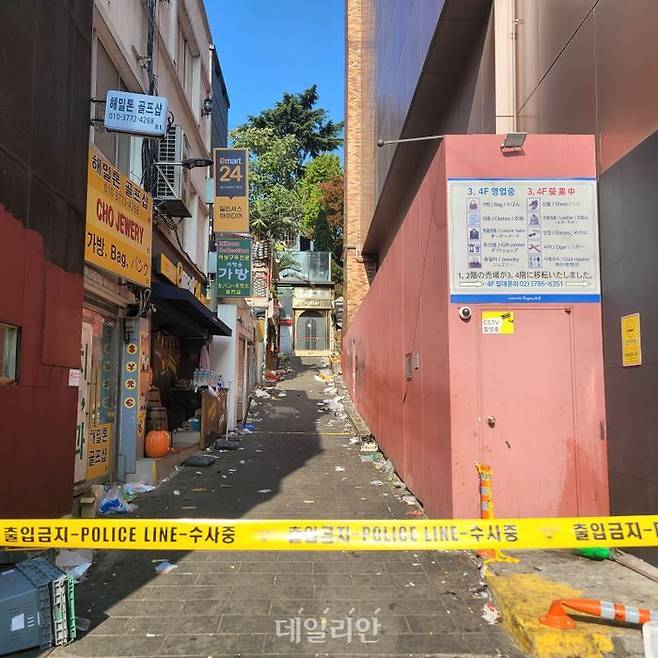 지난 29일 오후 서울 용산구 이태원동 일대에 핼러윈을 맞아 인파가 몰려 대규모 인명사고가 발생, 30일 오전 경찰이 사고 현장 인근을 통제하고 있다. ⓒ데일리안