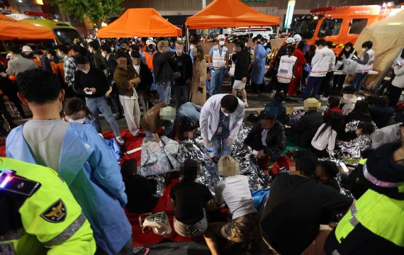 지난 29일 밤  발생한 서울 용산구 이태원 핼러윈 인명사고에서 구조된 부상자들이 현장 인근에서 치료를 받고 있다. 연합뉴스