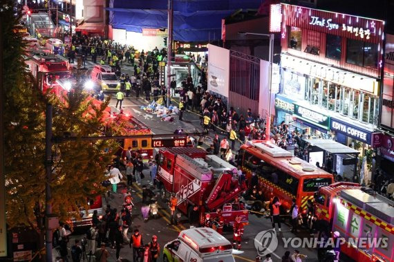 29일 오후 서울 용산구 이태원동 일대에 핼러윈을 맞이해 인파가 몰리면서 대규모 인명사고가 발생했다. 30일 오전 출동한 119 구조대원들이 희생자들을 구조하고 분류하고 있다. 연합뉴스