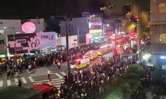 30일 새벽 서울 용산구 이태원 일대에서 의료진과 경찰, 소방대원들이 대규모 압사사고가 발생한 지역을 수습하고 있다.. 2022.10.30/뉴스1 ⓒ News1 김예원 기자 /사진=뉴스1