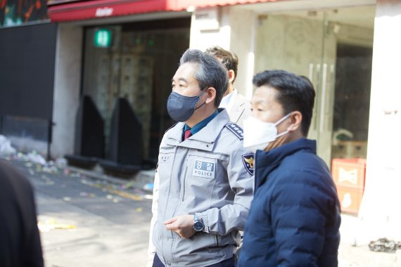 [서울=뉴시스] 권창회 기자 = 윤희근 경찰청장이 30일 서울 용산구 이태원 압사 사고 현장을 찾아 둘러보고 있다.(사진=경찰청 제공) 2022.10.30. photo@newsis.com *재판매 및 DB 금지 <저작권자ⓒ 공감언론 뉴시스통신사. 무단전재-재배포 금지.> /사진=뉴시스화상