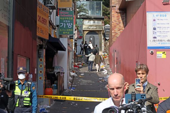 30일 서울 용산구 이태원 압사 사고 현장에서 관계자들이 현장조사를 하고 있다. 사진=박범준 기자